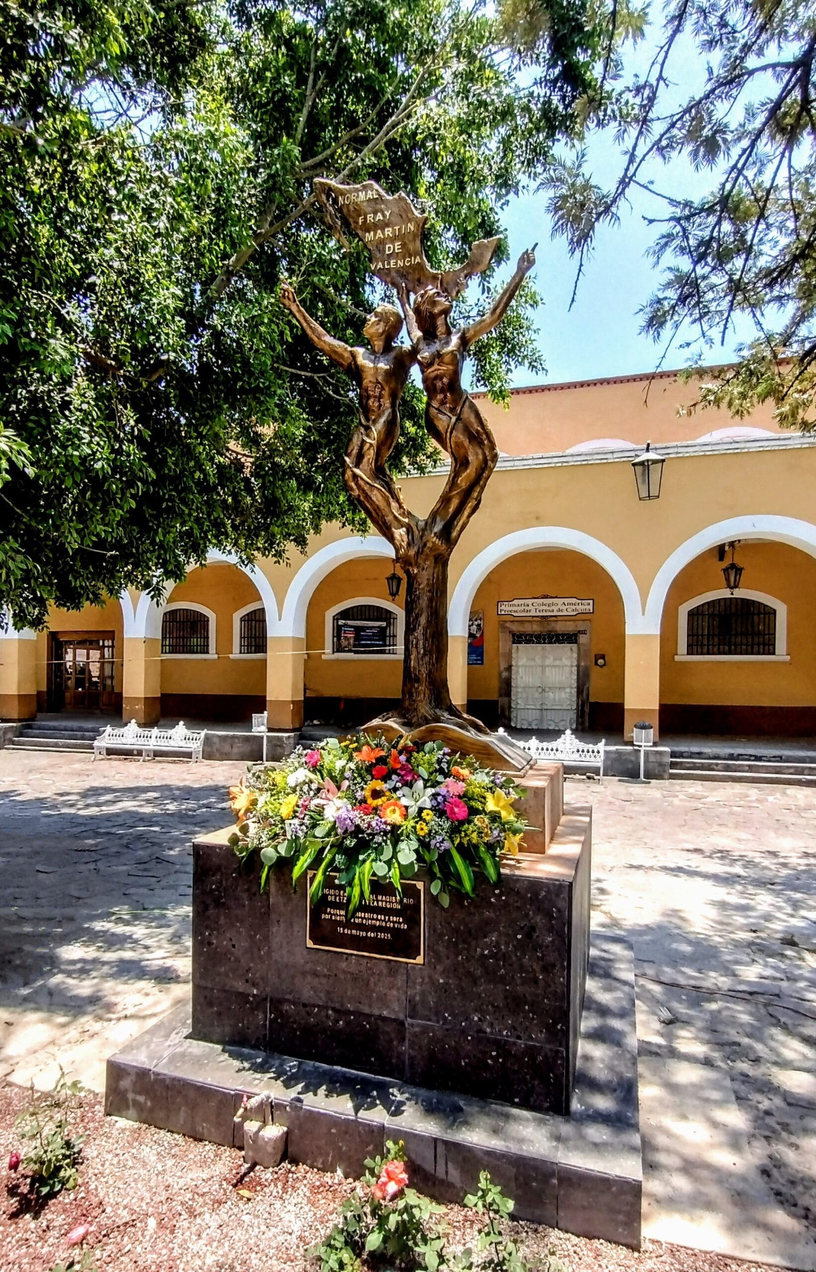 Monumento a la Educación, en Etzatlán.